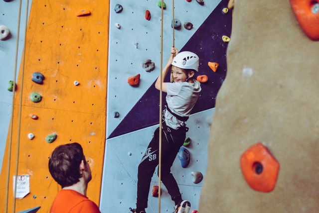 Aké výhody ponúkajú detské lezecké steny do bytu?